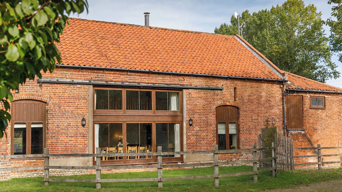 Aldborough House | Spacious barn in North Norfolk; perfect for friends and families, with hot tub