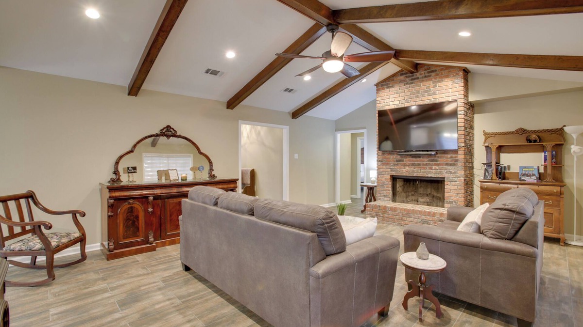 Broadmoor House | Spacious Baton Rouge Home Rental: 12 Mi to LSU!