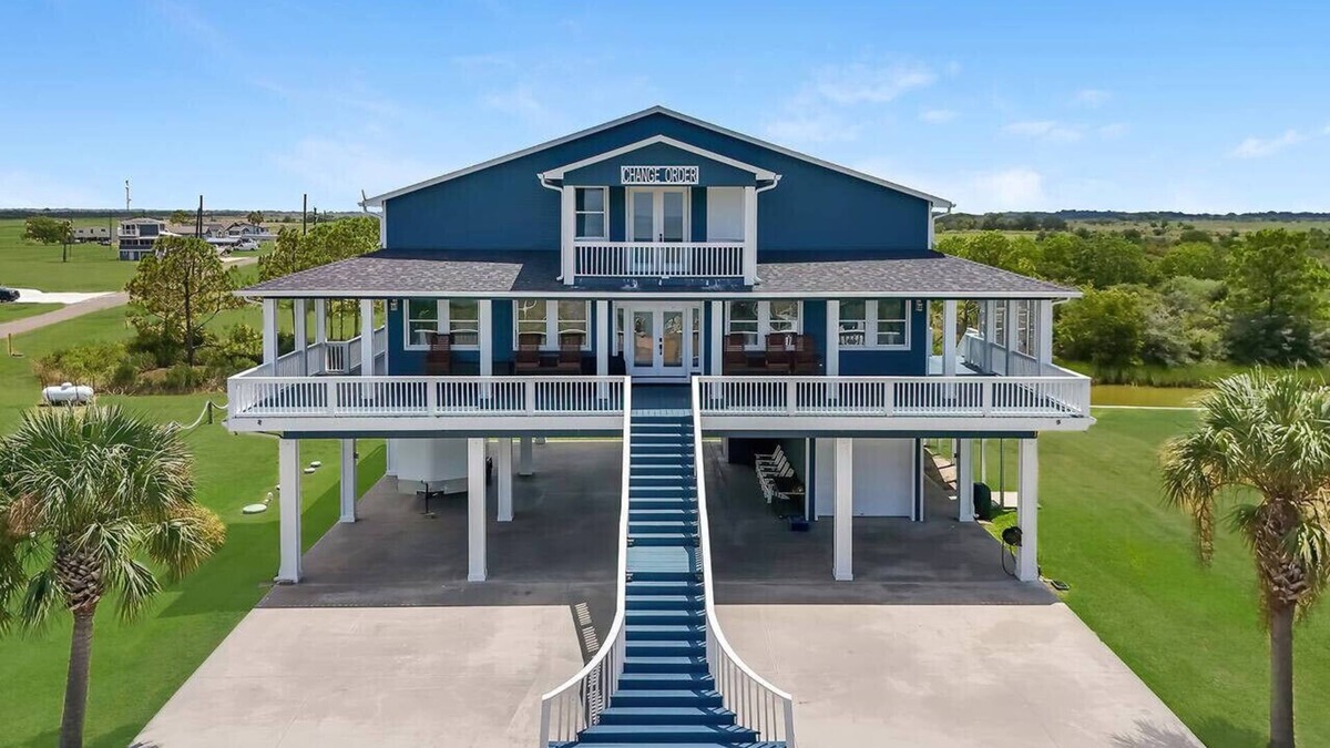Anahuac House | Spacious Bayfront home