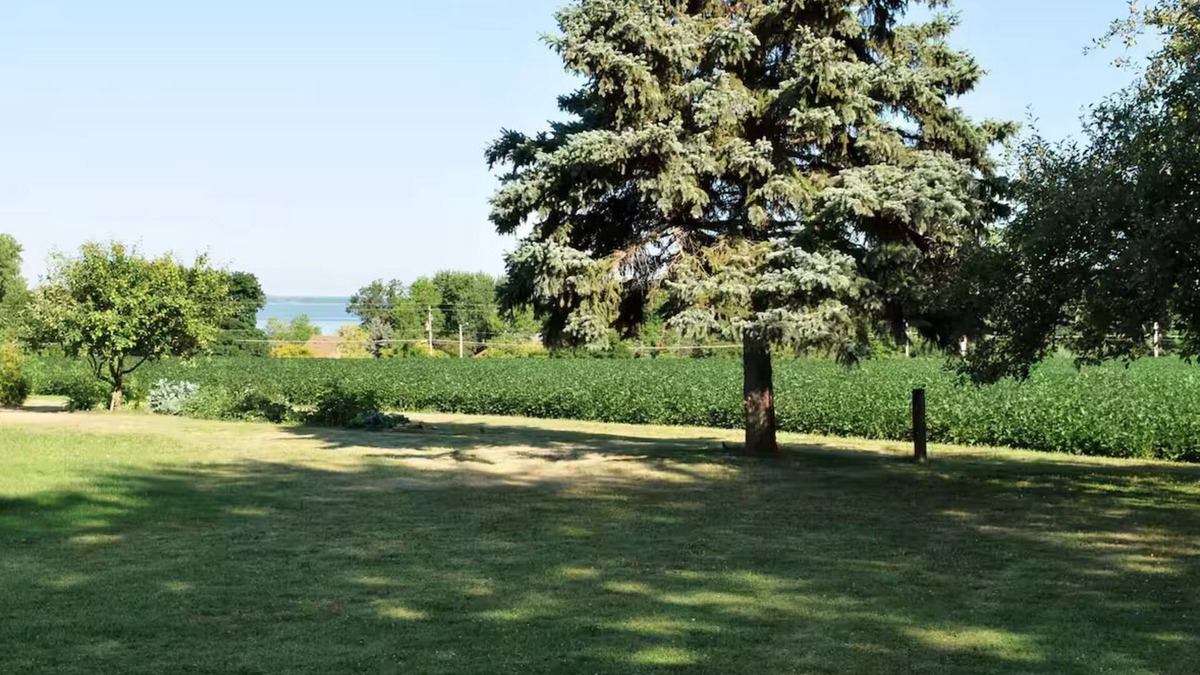 Green Bay House | Spacious "Bayview" 4-bedroom home in serene setting. Minutes to Lambeau Field.