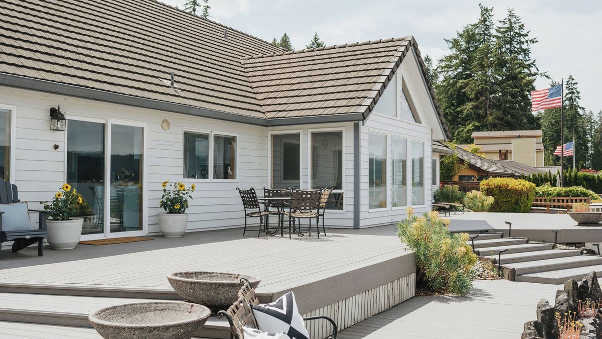 Belfair House | Spacious Beach Front Home on Hood Canal w/Kayaks!