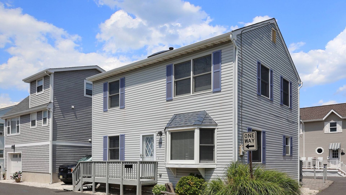 Normandy Beach House | Spacious Beach House located 1 Block from the Beach
