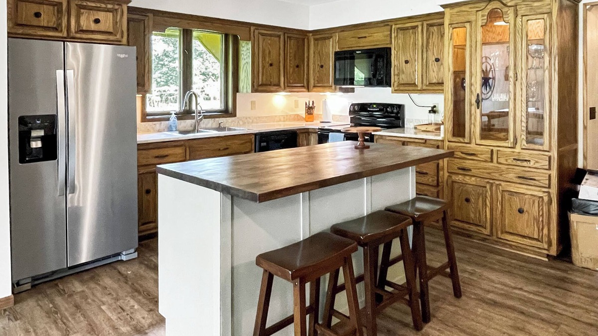 Pine River House | Spacious Beachfront Retreat with Kayaks, close to all "Lakes Area" attractions