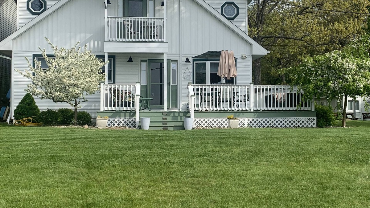Port Austin House | Spacious beachfront Cape Cod lakehouse in Port Austin/Caseville Sleeps 12