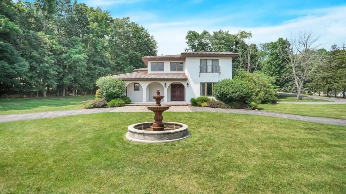 Monroe Villa | Spacious + beautiful 5-bedroom Mediterranean Villa in Monroe, NY.