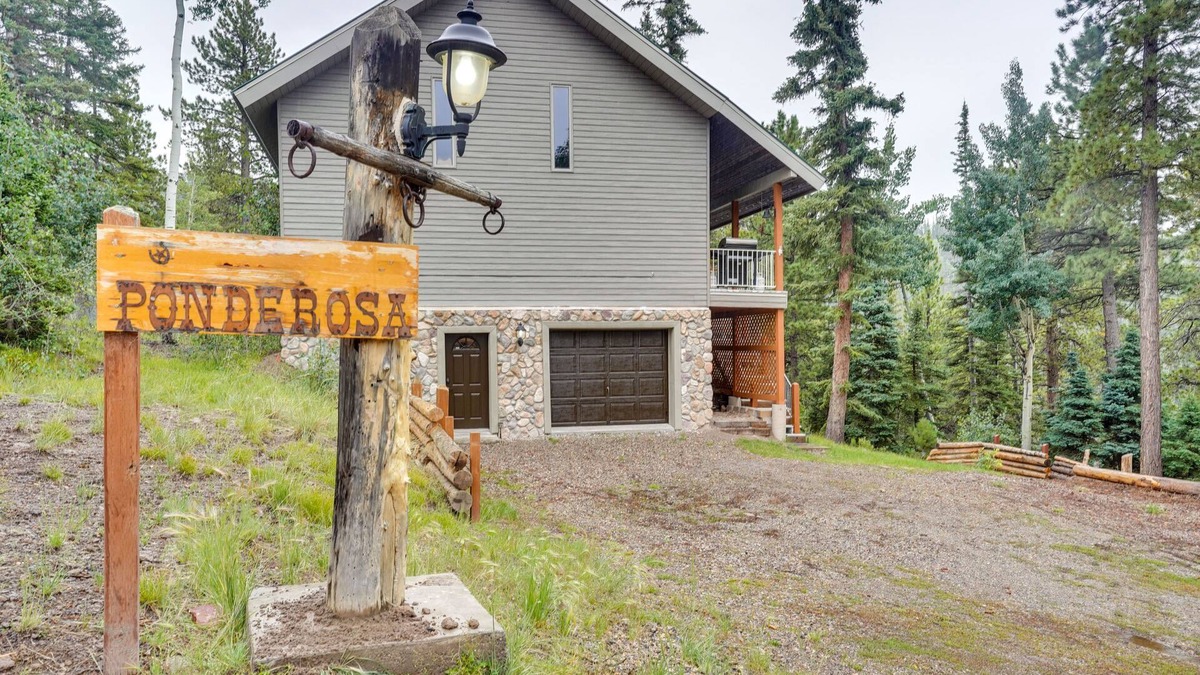 Beaver Cabin | Spacious Beaver Getaway Near Eagle Point Resort!
