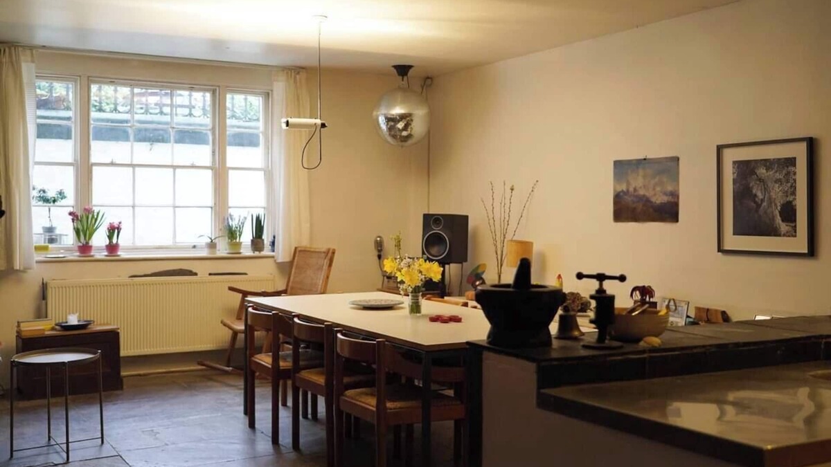 Sefton Park Apartment | Spacious bedroom in characterful period flat ensuite bathroom