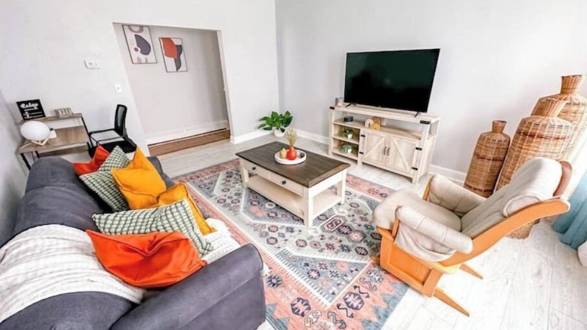 Dwight Apartment | Spacious Bohemian Nook