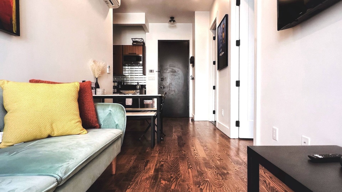 Greenwood Apartment | Spacious Boutique Apartment w/Laundry + Roof Deck + 5 min to Subway + Parking