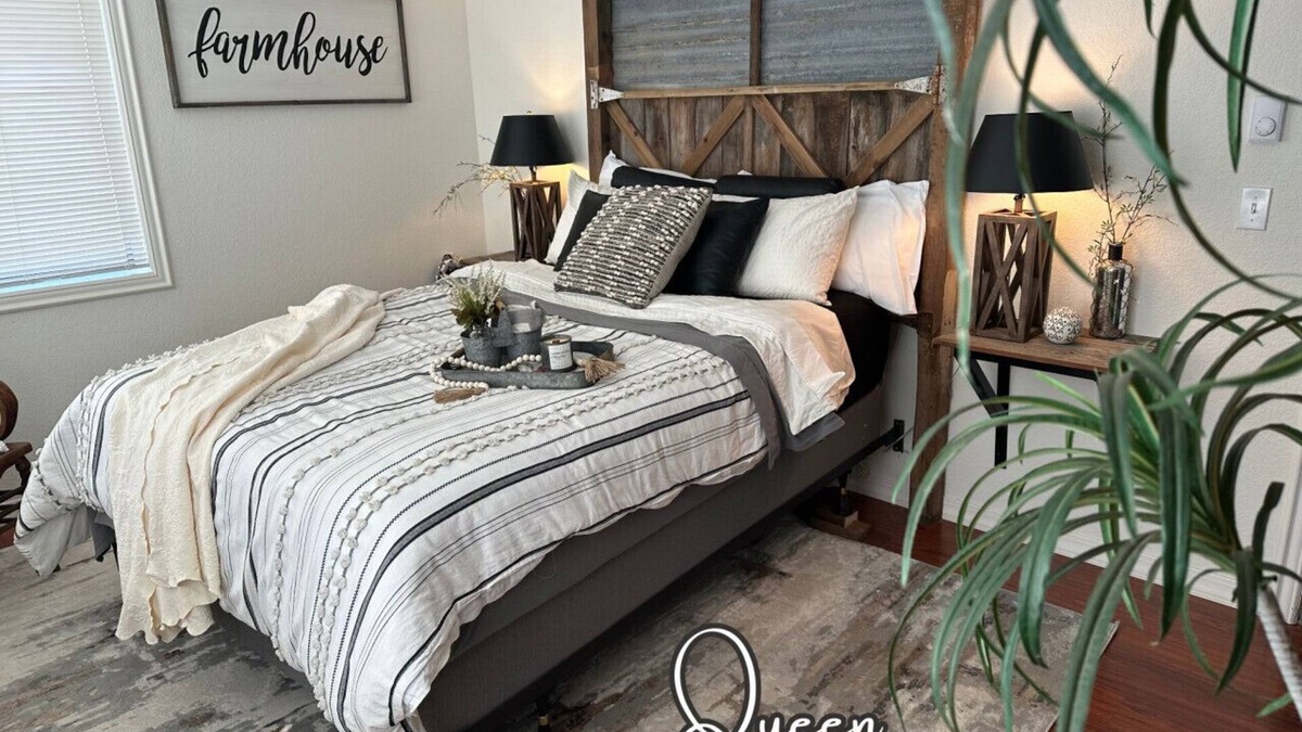 Lynden House | Spacious! Breakfast! Hot tub! Comfy! Location!
