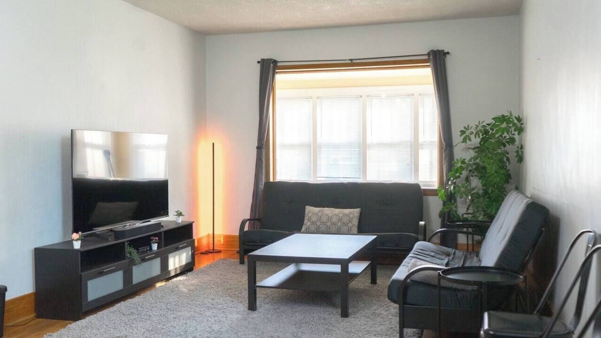 Winnipeg House | Spacious & Bright 2BR Free Parking 8 Mins to Downtownn