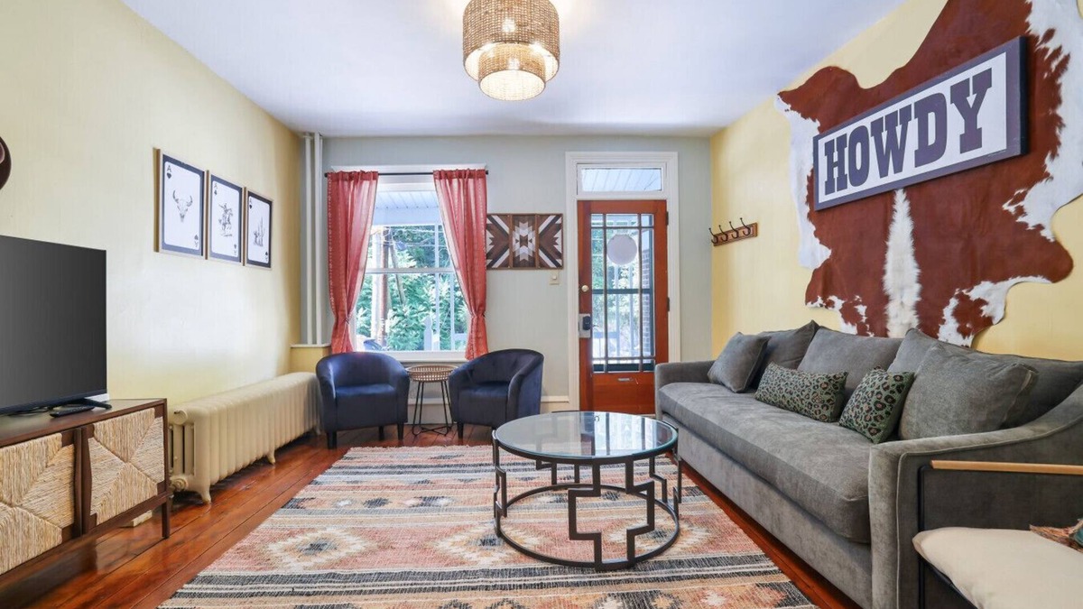 Ashfield Apartment | Spacious Broadway Home/Downtown Western Modern Charm with parking