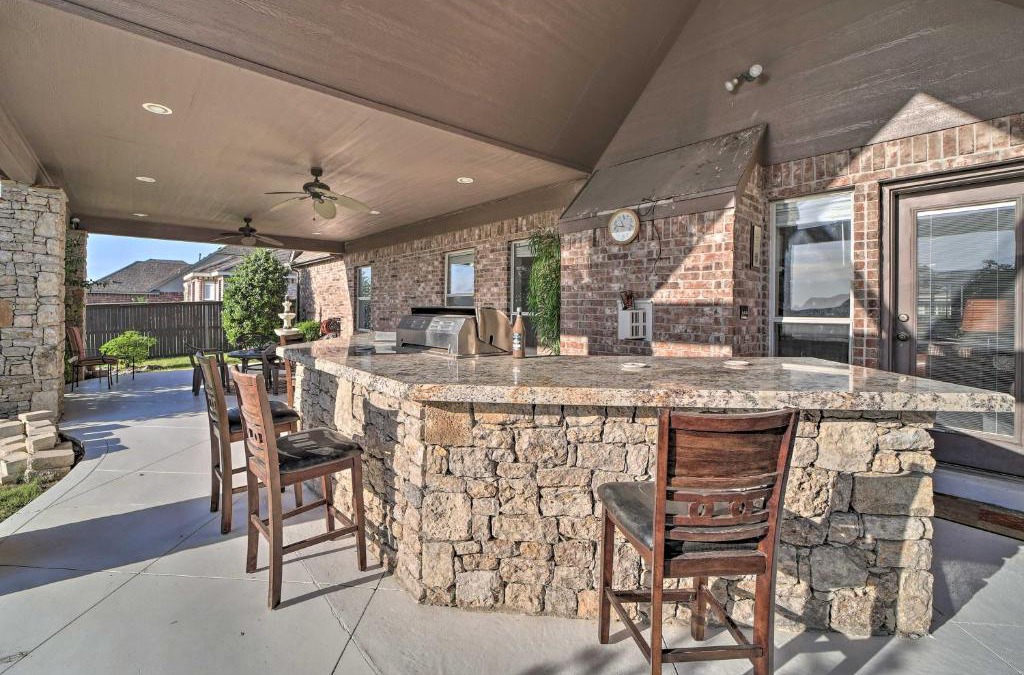 Broken Arrow House | Spacious Broken Arrow Retreat Yard and Grill!