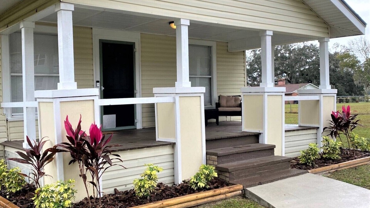 Wesley Chapel South House | Spacious Bungalow fully fenced with Hot tub, Basketball, Ping pong table & BBQ