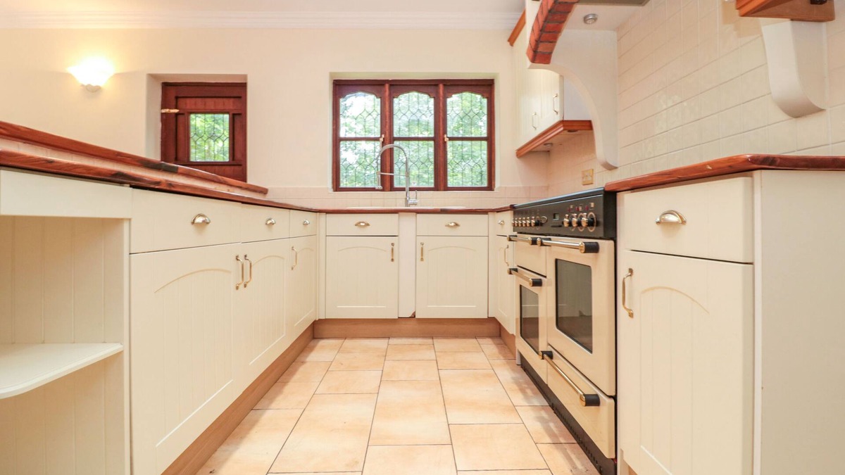 Herongate House | Spacious Bungalow on 0.7 Acre Plot- Little Warley