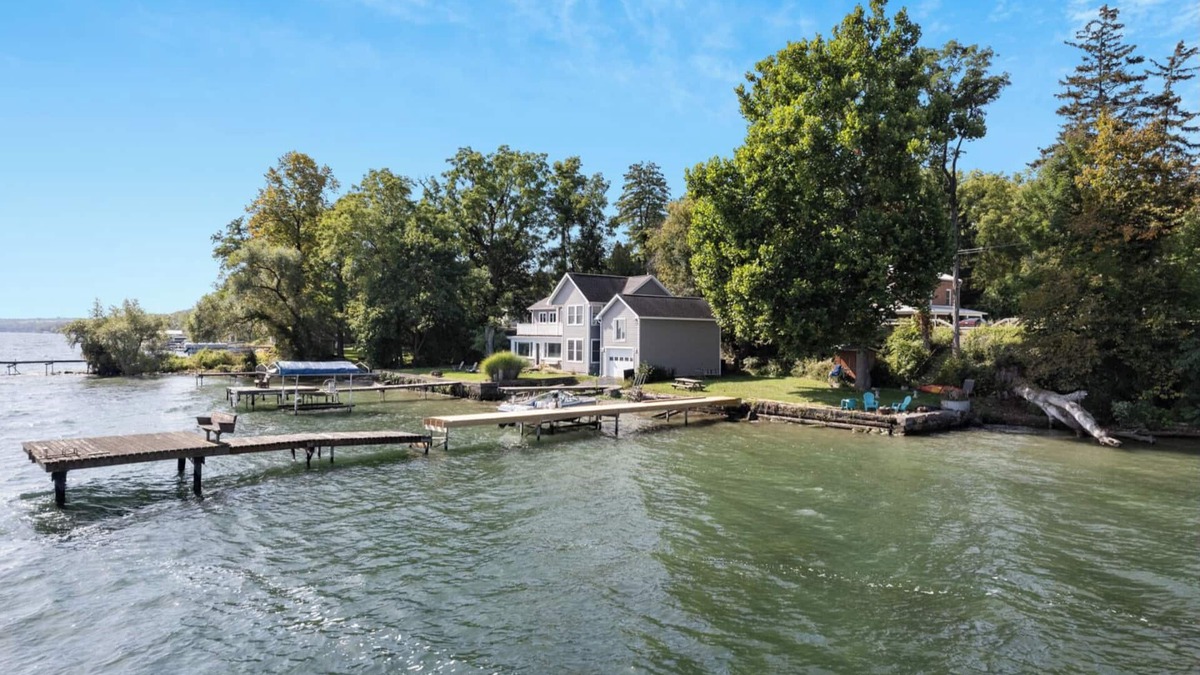 Romulus House | Spacious Bungalow with Private Lake Access. Stay with E.V.E