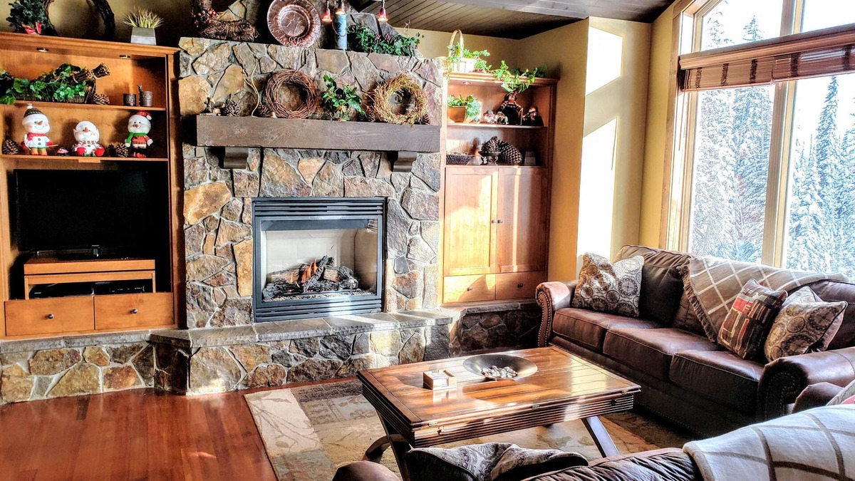 Big White Ski Resort House | Spacious "Cabin Feel" Townhouse in Happy Valley