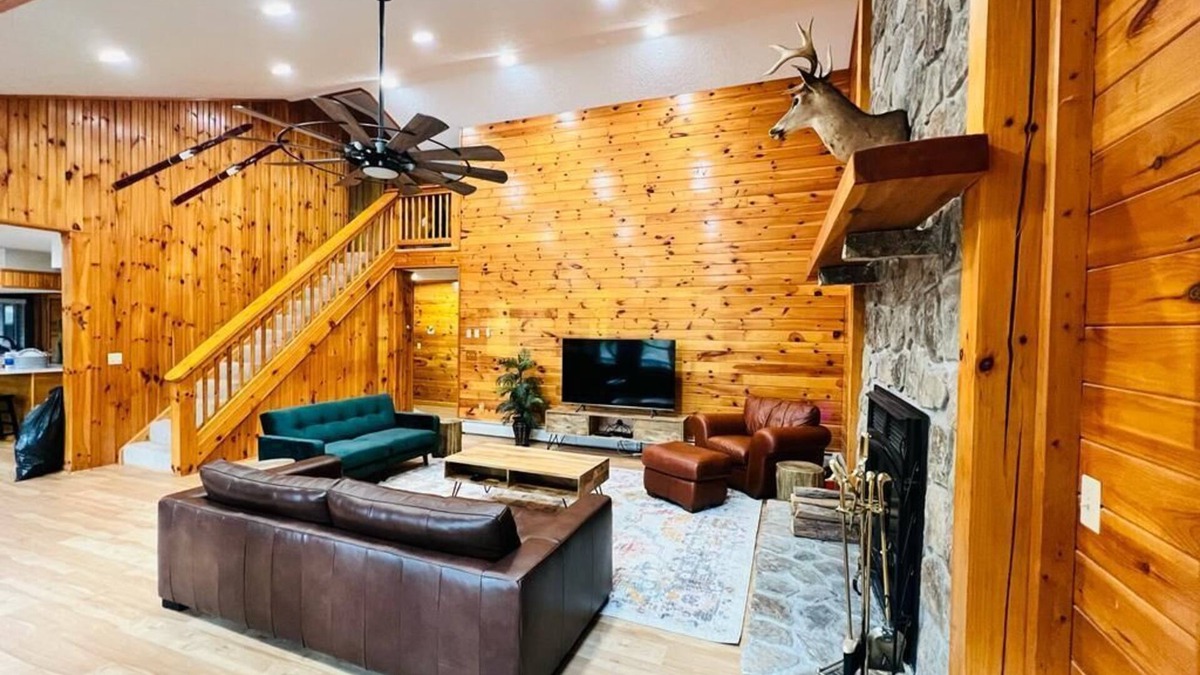 McHenry Cabin | Spacious cabin - Hot Tub - Pool Table - 5 min from Wisp
