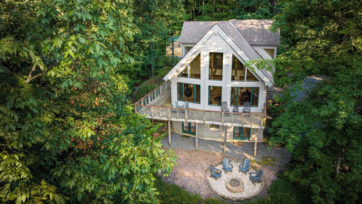 Lovingston Cabin | Spacious Cabin in the Woods near Breweries and Wineries