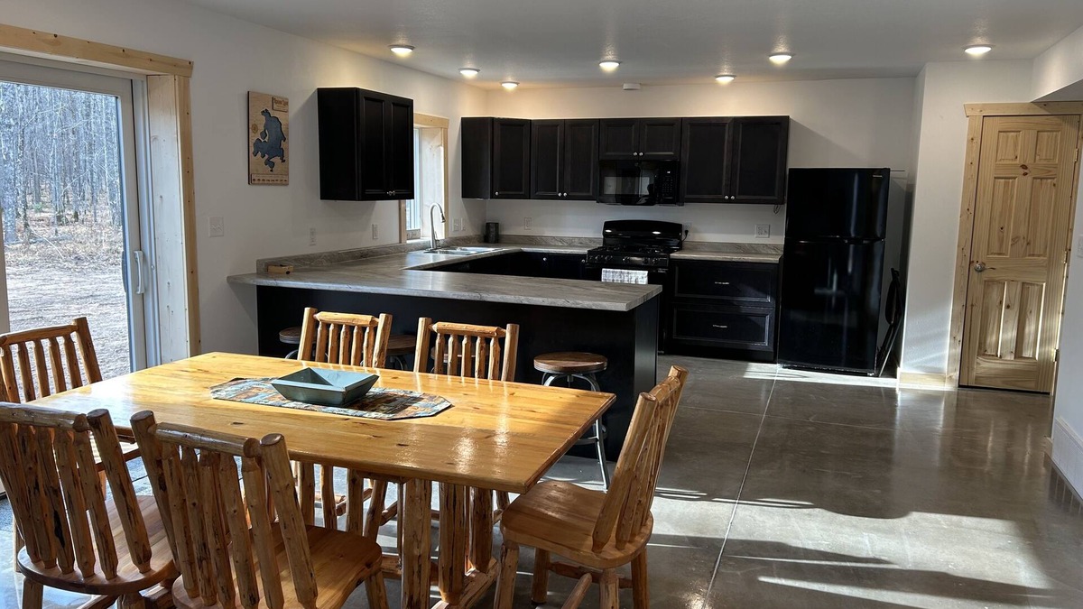 Hayward Cabin | Spacious cabin minutes from recreational trails & Round Lake