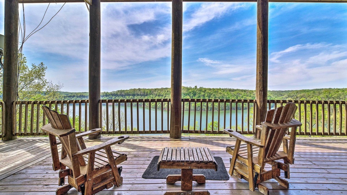 Albany Cabin | Spacious Cabin on Dale Hollow Lake w/Hot Tub!