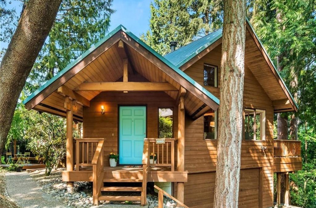 Cedar Heights House | Spacious Cabin Style Home with Hot Tub, Sauna, King Bed, Loft, Free Parking