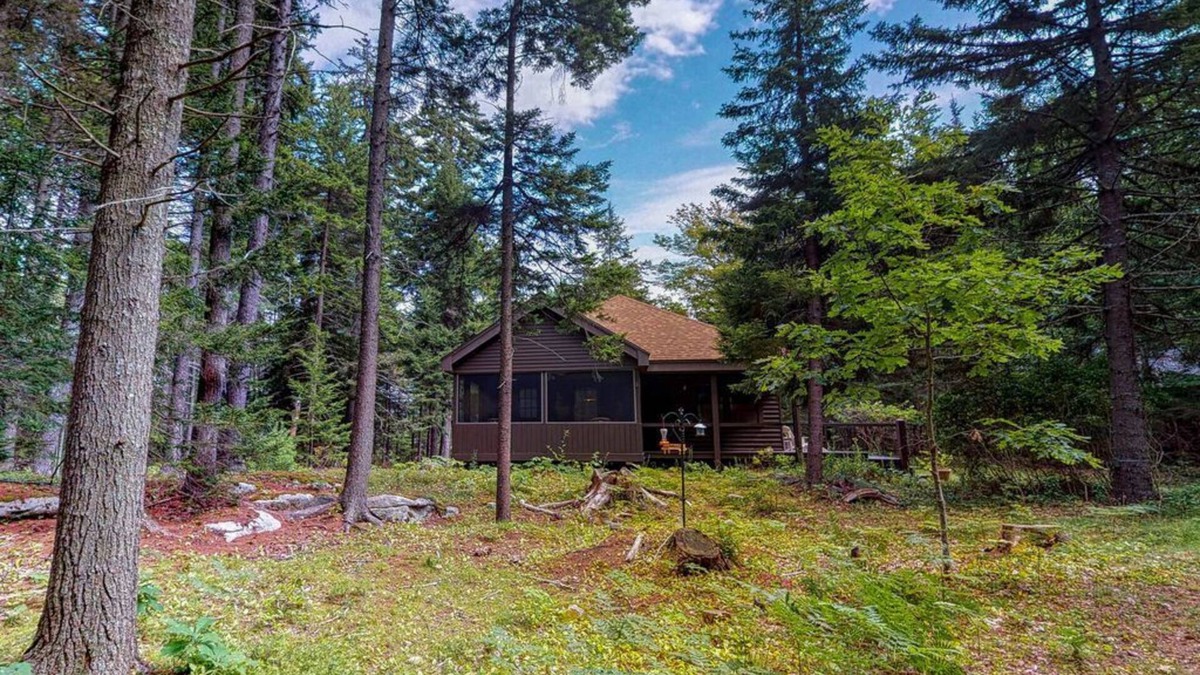 Boothbay Harbor Cabin | Spacious cabin in a secluded spot within pine woods - close to restaurants