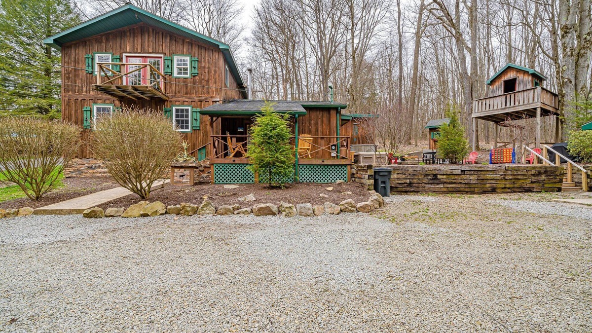 Jefferson Township Cabin | Spacious Cabin w/Hot Tub 3Bed, 2 bath