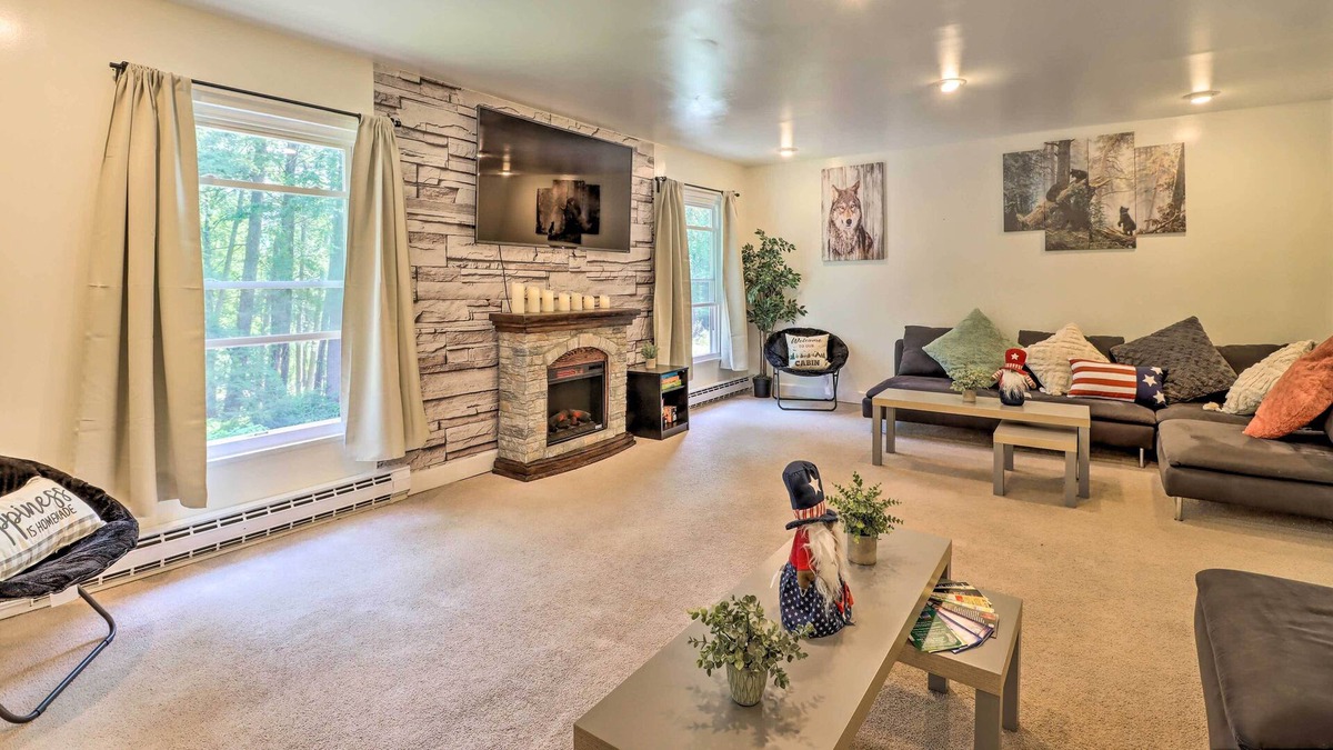 Canadensis Cabin | Spacious Cabin w/ Hot Tub, Game Room & Fire Pit!
