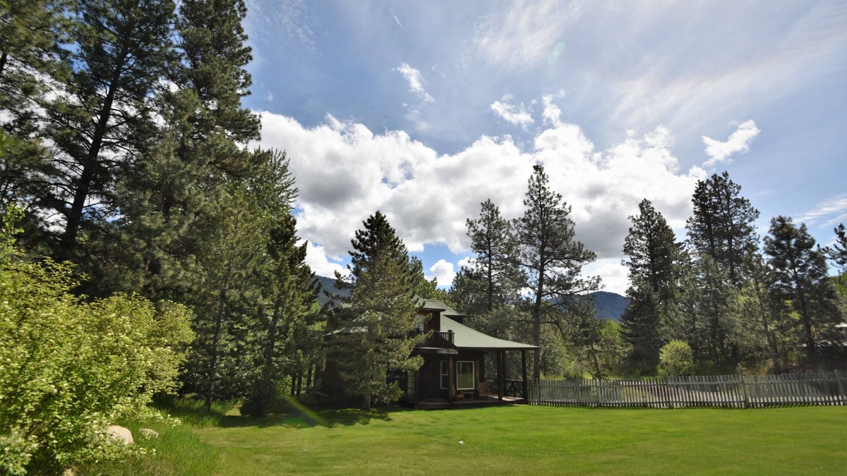Methow Valley Cabin | Spacious Cabin W/Lrg Fenced Yard in the Heart of Methow Valley
