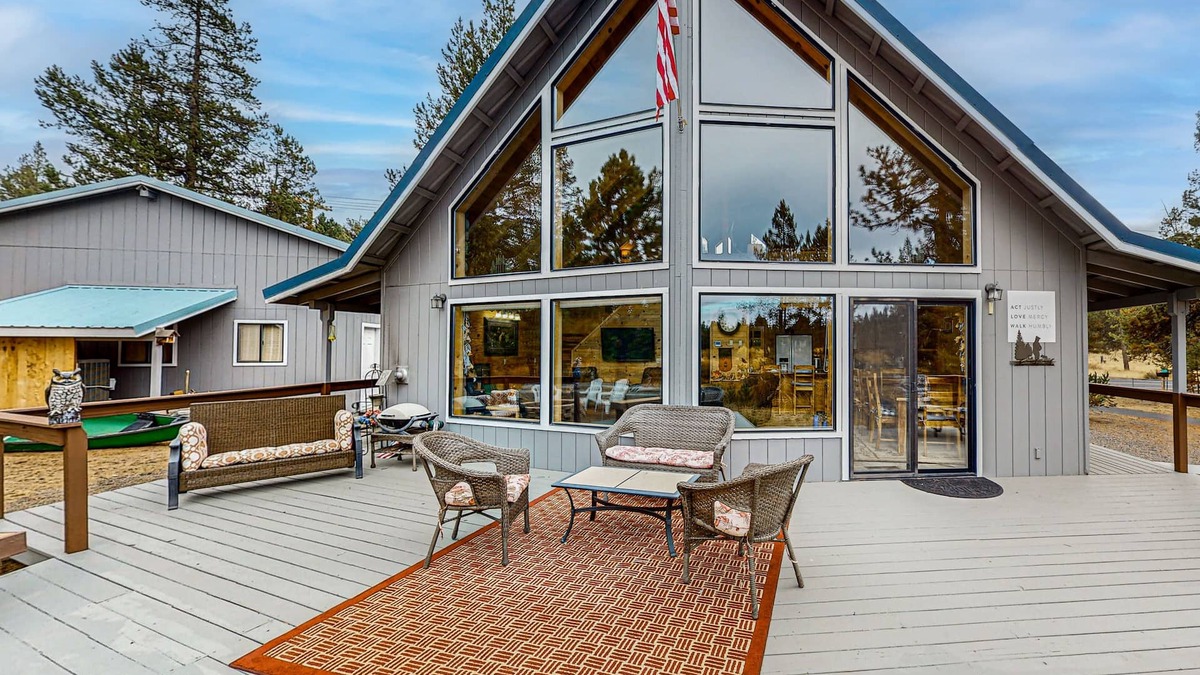 La Pine House | Spacious cabin with bunk house, game room, river view, patio, and fire pit