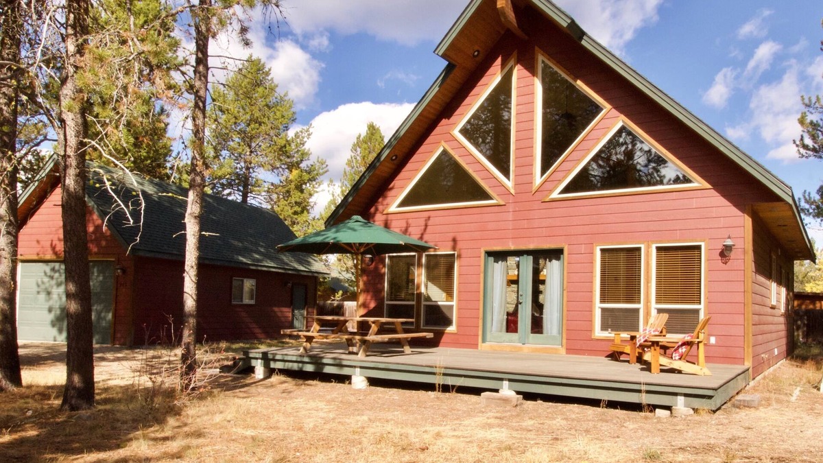 McCall Cabin | Spacious cabin with fireplace, WiFi, full kitchen, ping-pong, & firepit