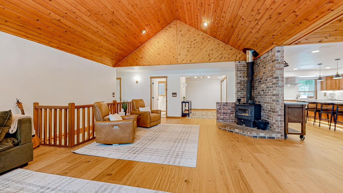 Cle Elum House | Spacious cabin with mountain views, saltwater hot tub, wood stove, & pool table