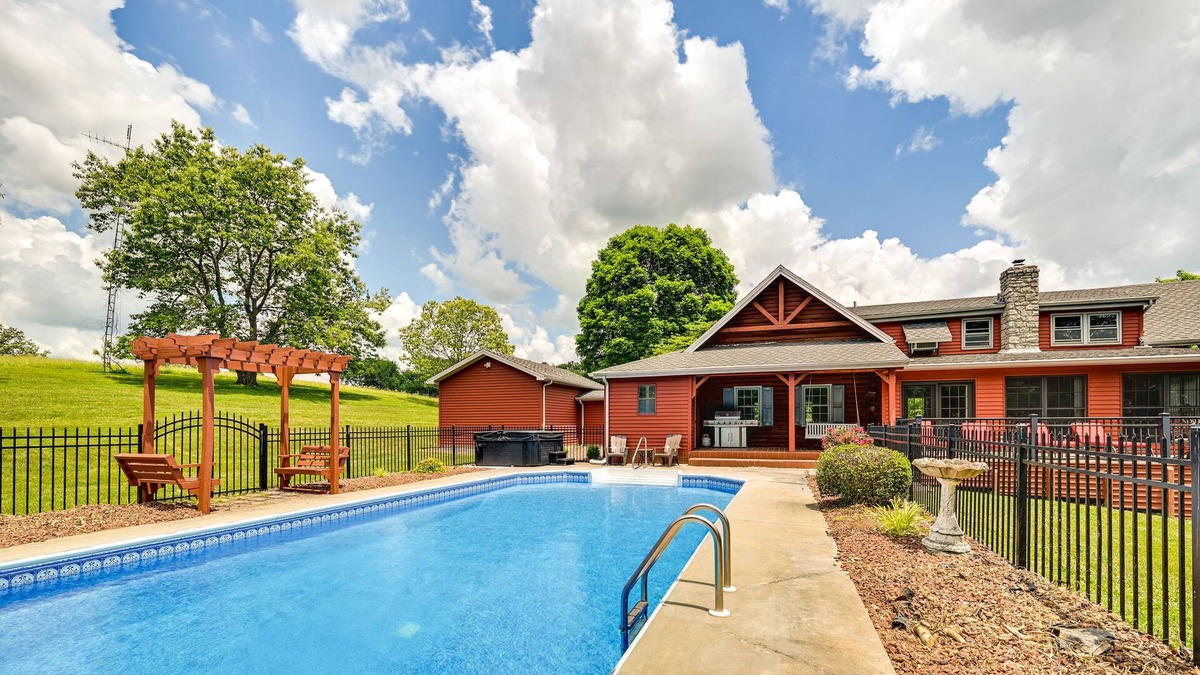 Campbellsville Cabin | Spacious Campbellsville Cabin w/ Pool & Hot Tub!