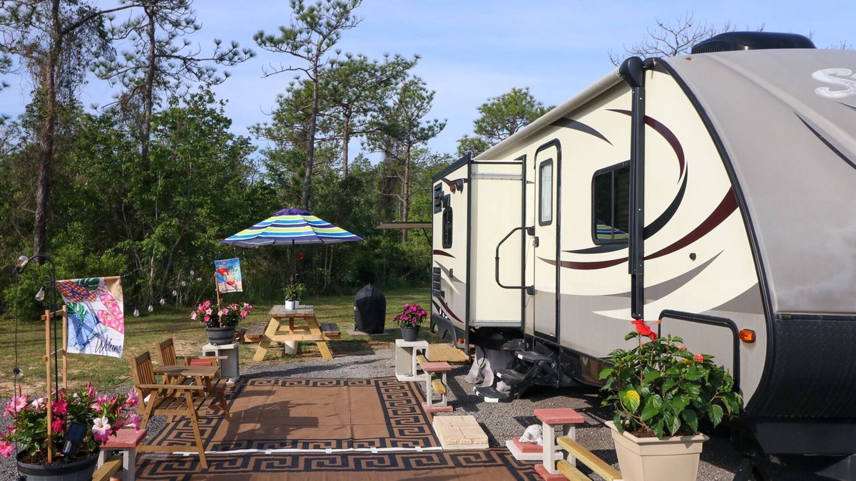 Theodore RV Rental | Spacious camper in a vacation destination! Only 10 mins to Dauphin Island Beach!