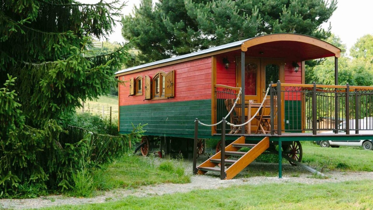Radon Cottage | Spacious caravan with terrace, garden and games, pets allowed