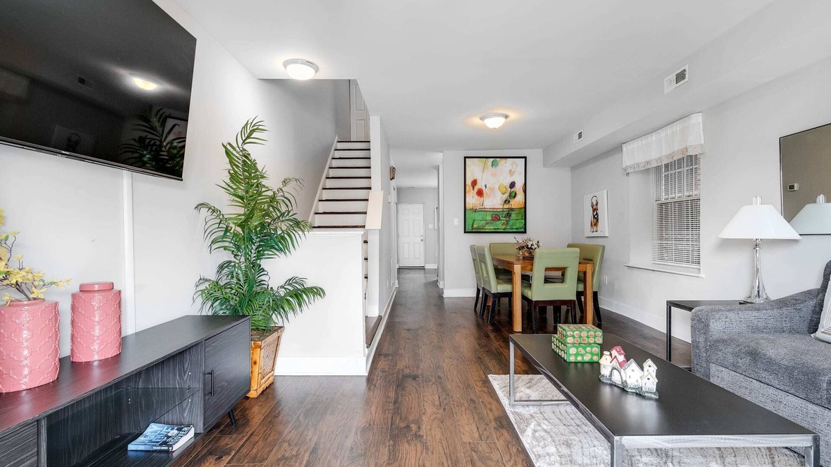 Richmond House | Spacious Carytown Home: 6BR, Free Parking!