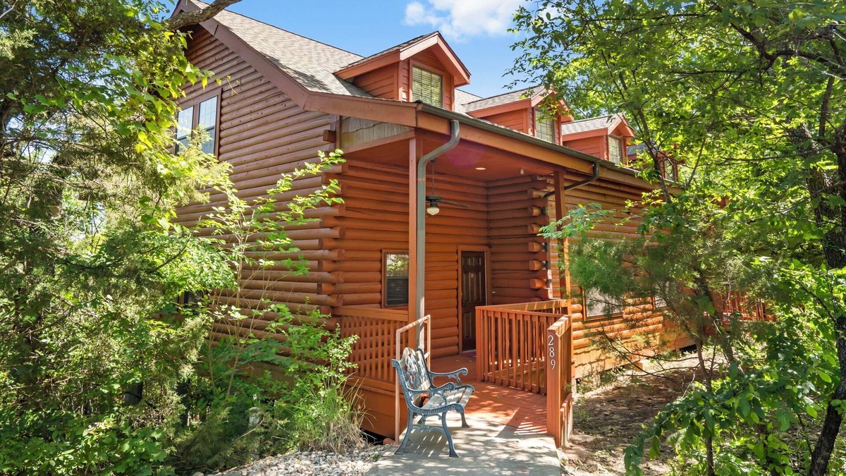 Branson Theater District Cabin | Spacious Cedar Cabin Near Branson Attractions – Sleeps 10