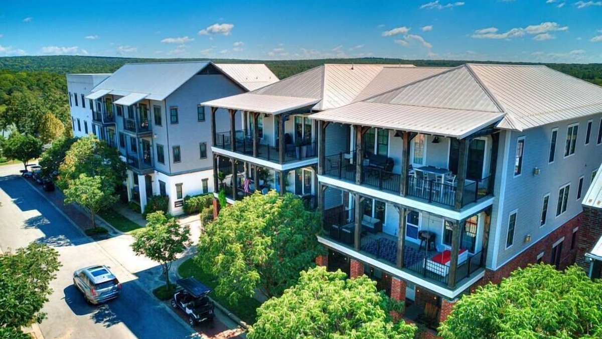 Carlton Landing Condo | Spacious + Central Condo in Carlton Landing