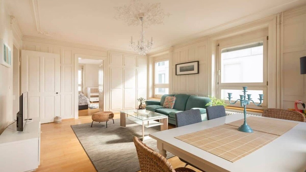 Langstrasse Apartment | Spacious & Central 3-BR Apt - A RARE GEM! Turquoise