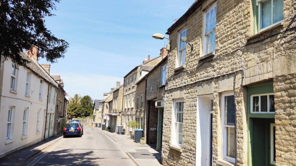 Charlbury Apartment | Spacious, central flat w. super king/twin & parking
