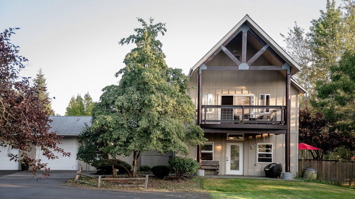 Everson House | Spacious centrally located farmhouse with stunning views, large yard, firepit