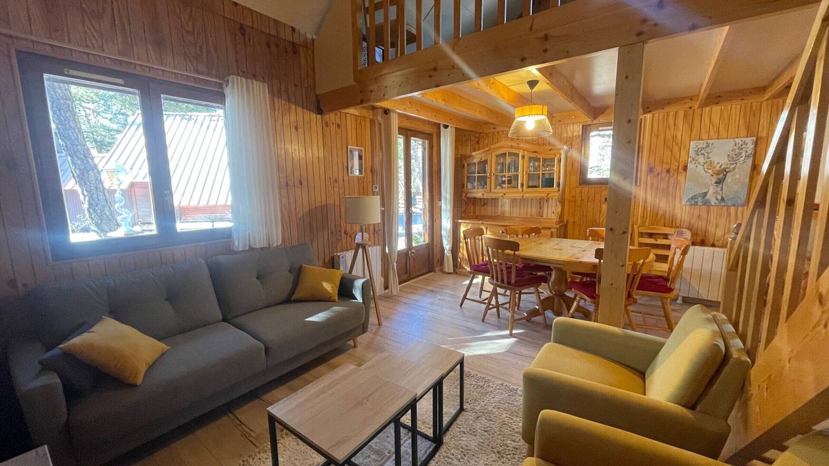 Barcelonnette Ski Chalet | Spacious Chalet Near Golf Course, Sleeps 8, Fully Equipped Kitchen, Free Shuttle to Ski Resort