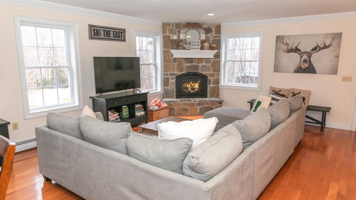 Wilmington House | Spacious Chalet - PetFriendly/HotTub/Firepit/GameRoom/AC