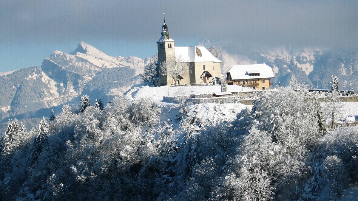 Mont-Saxonnex Apartment | spacious chalet style apartment in Savoyard village 1000 meters Mont Saxonnex