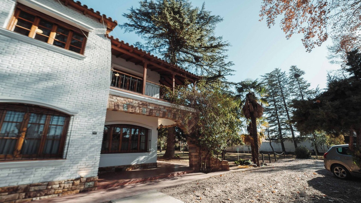 Chacras de Coria Ski Chalet | Spacious chalet with 9 bedroom,AC, WiFi, pool, 8000m2 park in Chacras de Coria
