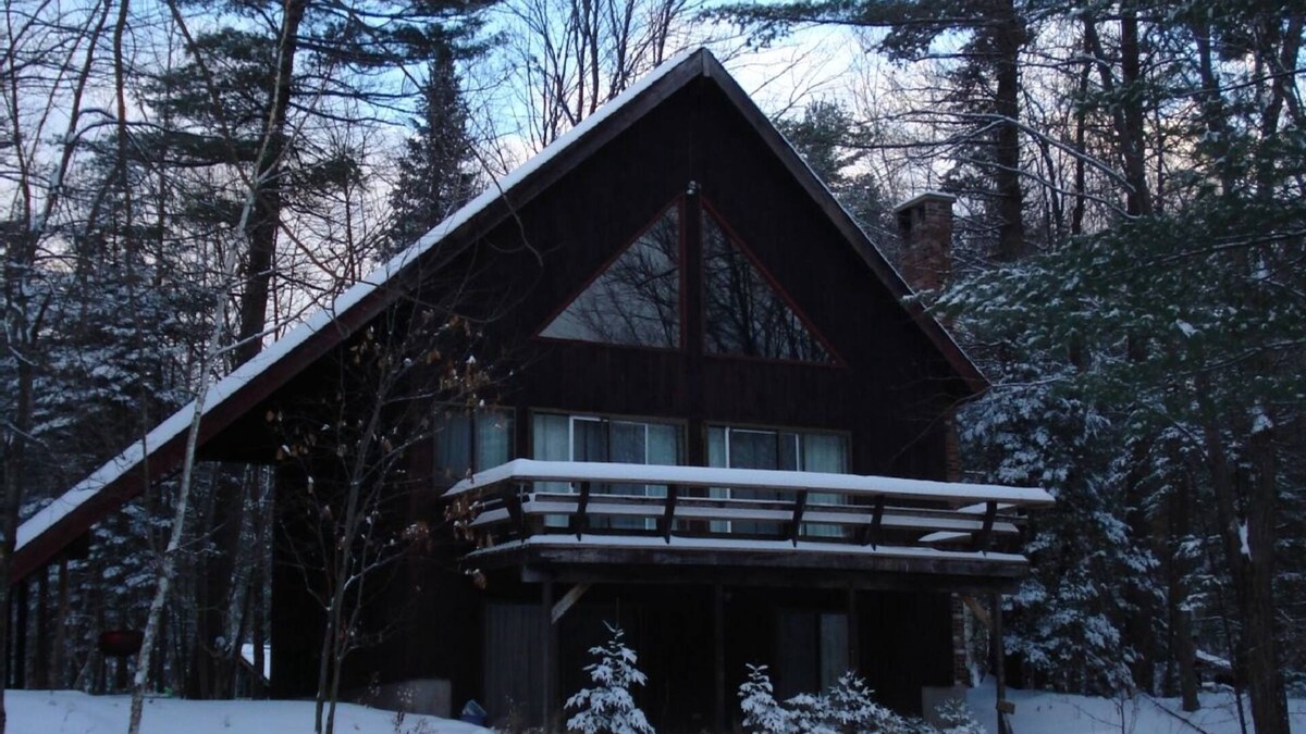 North Conway Ski Chalet | SPACIOUS CHALET -Walk to Echo lake- hiking trails all around- 5 min to skiing