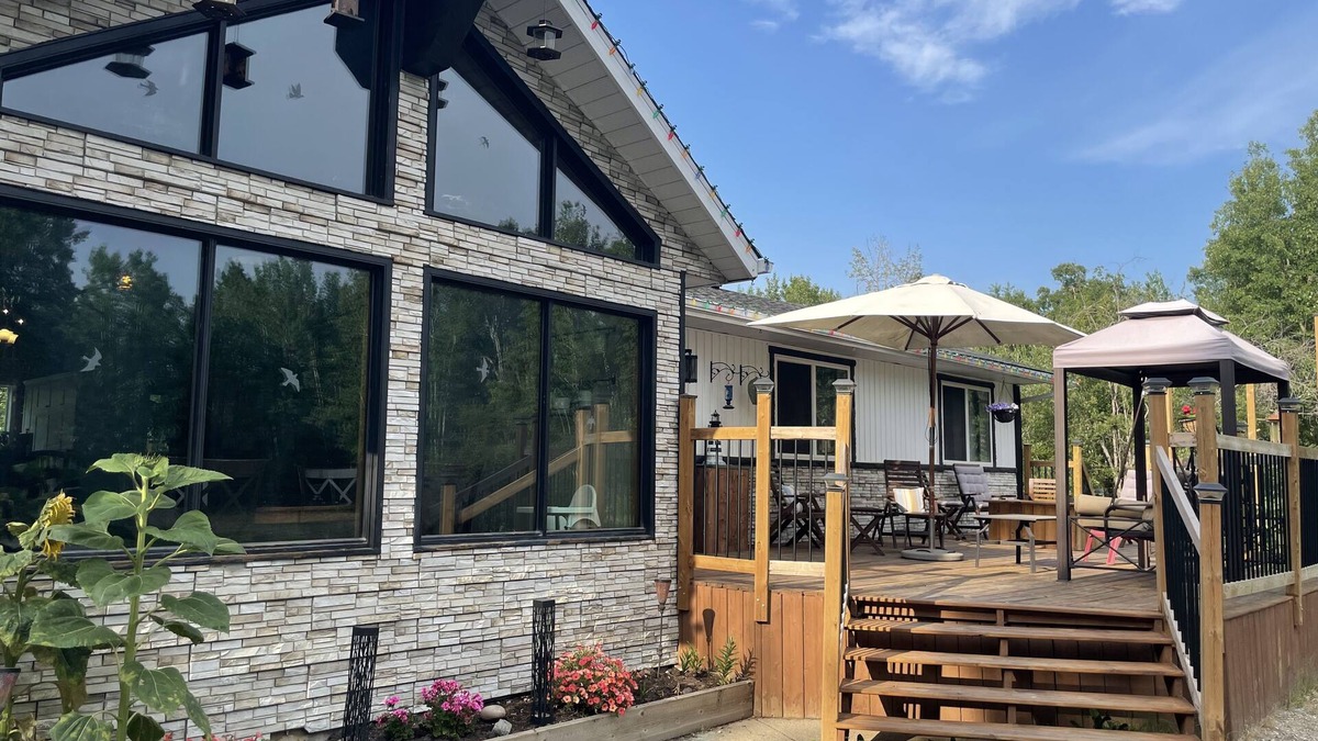 Parkland County Ski Chalet | Spacious Chalet with BRAND NEW hot tub 5 mins from beach -sleeps 14