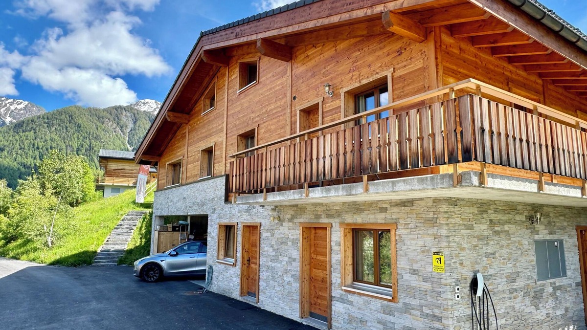 Mayens-de-Riddes Ski Chalet | Spacious Chalet with outside Hot tub in 4Vallées ski resort in La Tzoumaz.