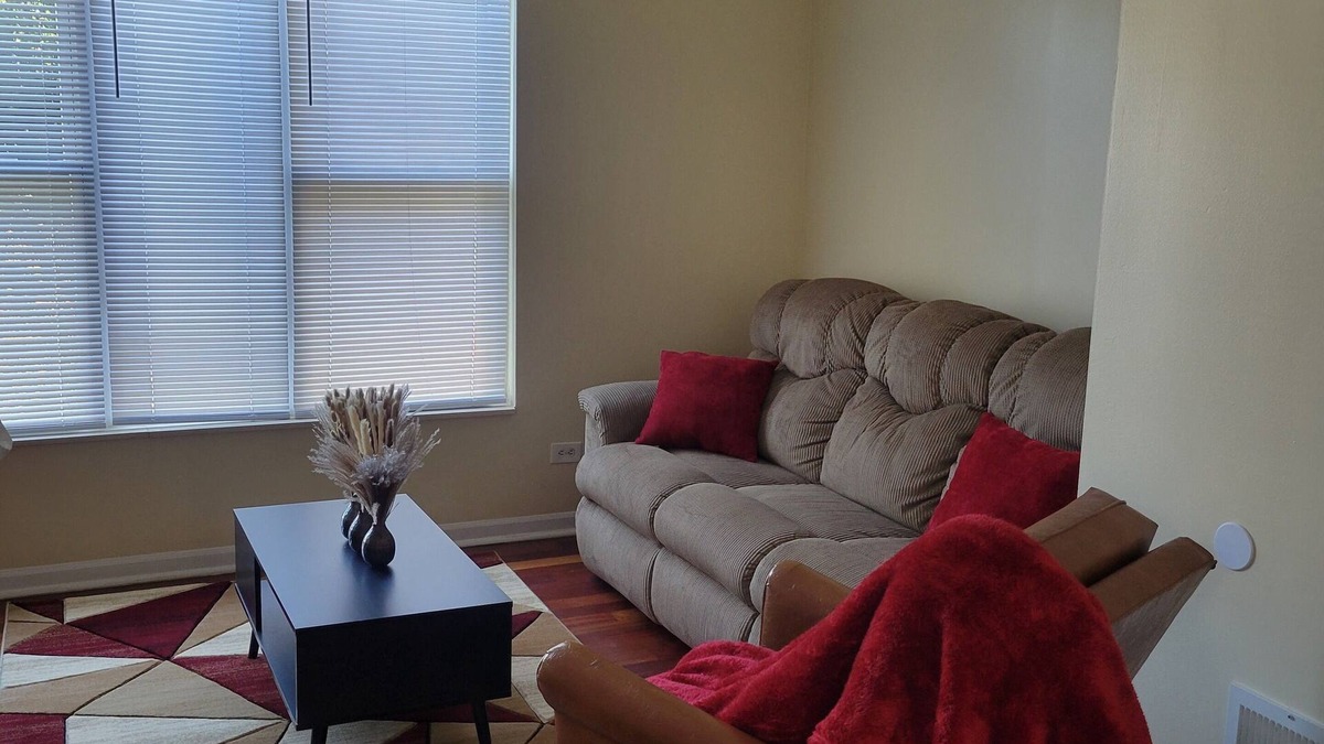 Greater Grand Crossing Apartment | Spacious Charming 4BD/2BTH in Woodlawn Near the University of Chicago!